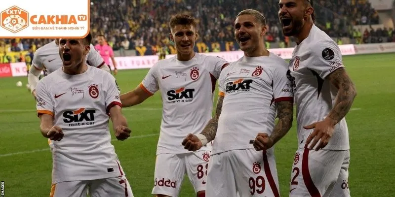 Không khí derby Istanbul rực lửa trên khán đài